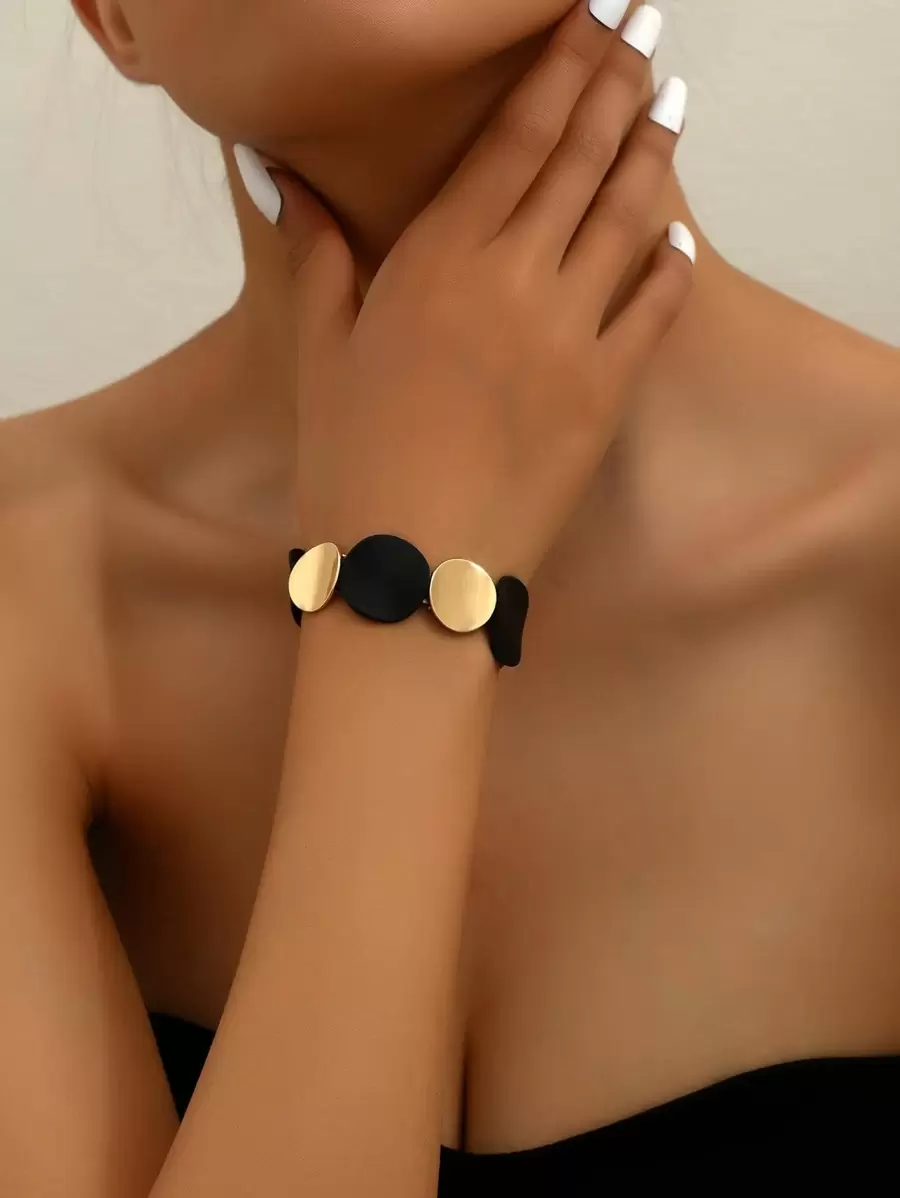 Αποκτήστε το πιο κομψό ελαστικό γυναικείο βραχιόλι με χρυσούς και μαύρους δίσκους. Μοντέρνο design και άνετη εφαρμογή για κάθε περίσταση. Δωρεάν αποστολή!