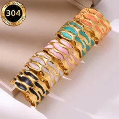 Χρυσό βραχιόλι cuff από ανοξείδωτο ατσάλι 304 με πολύχρωμο σμάλτο σε σχήμα σταγόνας.
