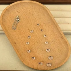 Γυναικείο κολιέ αόρατη μεσινέζα με διάφανα κρύσταλλα ζιργκόν σε μινιμαλιστικό σχέδιο.