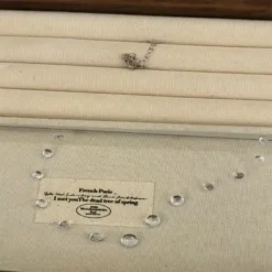 Γυναικείο κολιέ αόρατη μεσινέζα με διάφανα κρύσταλλα ζιργκόν σε μινιμαλιστικό σχέδιο.