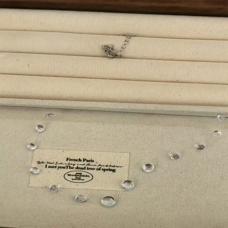 Γυναικείο κολιέ αόρατη μεσινέζα με διάφανα κρύσταλλα ζιργκόν σε μινιμαλιστικό σχέδιο.