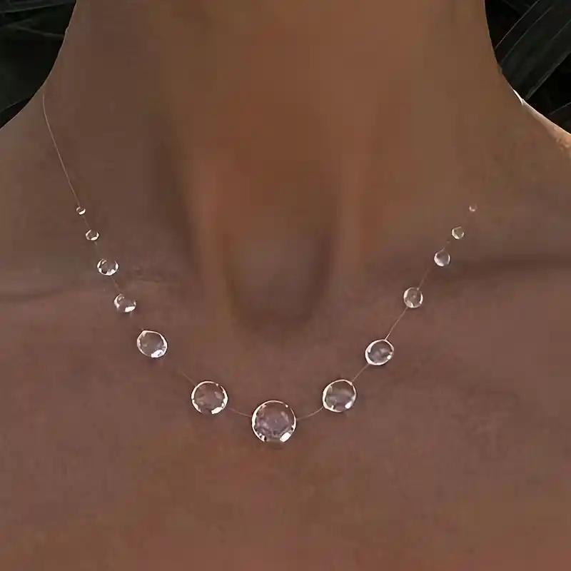 Γυναικείο κολιέ αόρατη μεσινέζα με διάφανα κρύσταλλα ζιργκόν σε μινιμαλιστικό σχέδιο.