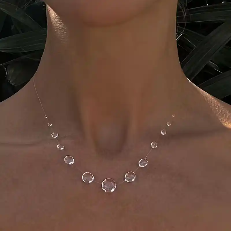 Γυναικείο κολιέ αόρατη μεσινέζα με διάφανα κρύσταλλα ζιργκόν σε μινιμαλιστικό σχέδιο.