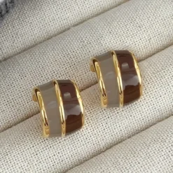 Γυναικεία χρυσά σκουλαρίκια κρίκοι με δίχρωμο σμάλτο σε καφέ και μπεζ αποχρώσεις.