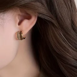 Γυναικεία χρυσά σκουλαρίκια κρίκοι με δίχρωμο σμάλτο σε καφέ και μπεζ αποχρώσεις.