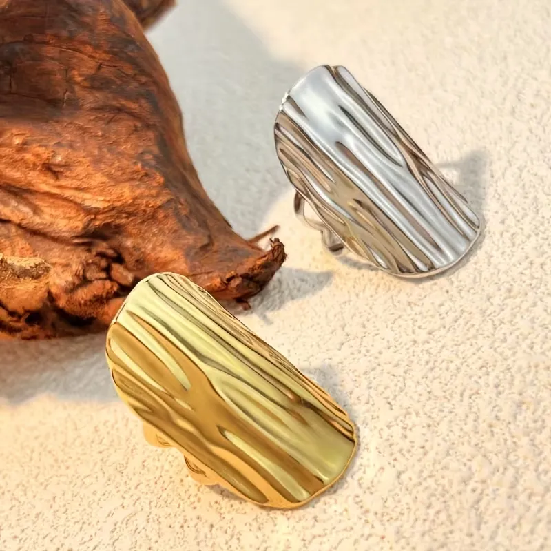 Μακρύ γυναικείο δαχτυλίδι από ανοξείδωτο ατσάλι σε χρυσό και ασημί χρώμα με ανάγλυφο κυματιστό σχέδιο.