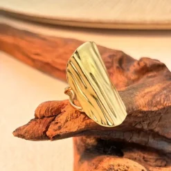 Μακρύ γυναικείο δαχτυλίδι από ανοξείδωτο ατσάλι σε χρυσό και ασημί χρώμα με ανάγλυφο κυματιστό σχέδιο.