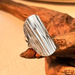 Μακρύ γυναικείο δαχτυλίδι από ανοξείδωτο ατσάλι σε χρυσό και ασημί χρώμα με ανάγλυφο κυματιστό σχέδιο.