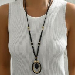 Γυναικείο μακρύ κολιέ boho με μαύρες χάντρες και χρυσό οβάλ μενταγιόν