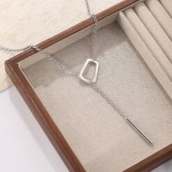 Γυναικείο minimal κολιέ Y-Lariat με ασημί αλυσίδα και γεωμετρικό στοιχείο.