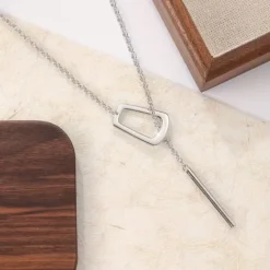 Γυναικείο minimal κολιέ Y-Lariat με ασημί αλυσίδα και γεωμετρικό στοιχείο.