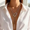 Γυναικείο minimal κολιέ Y-Lariat με ασημί αλυσίδα και γεωμετρικό στοιχείο.