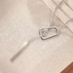 Γυναικείο minimal κολιέ Y-Lariat με ασημί αλυσίδα και γεωμετρικό στοιχείο.