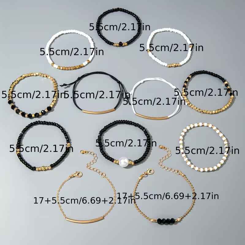 Γυναικείο σετ 12 βραχιόλια με μαύρες λευκές χάντρες πέρλα και χρυσές αλυσίδες σε λευκό φόντο.