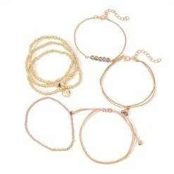 Γυναικείο σετ με 7 boho βραχιόλια σε χρυσό χρώμα με καρδιά και κρύσταλλα.