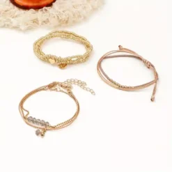 Γυναικείο σετ με 7 boho βραχιόλια σε χρυσό χρώμα με καρδιά και κρύσταλλα.