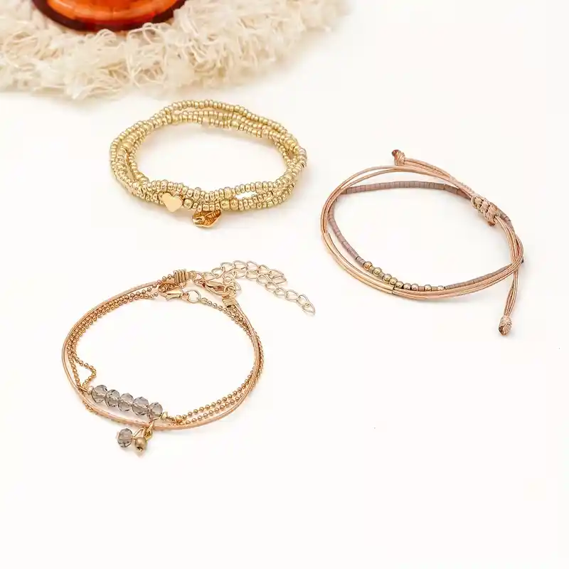 Γυναικείο σετ με 7 boho βραχιόλια σε χρυσό χρώμα με καρδιά και κρύσταλλα.