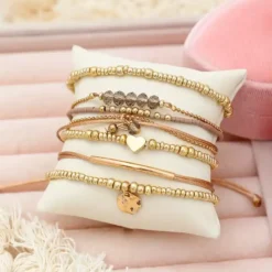 Γυναικείο σετ με 7 boho βραχιόλια σε χρυσό χρώμα με καρδιά και κρύσταλλα.