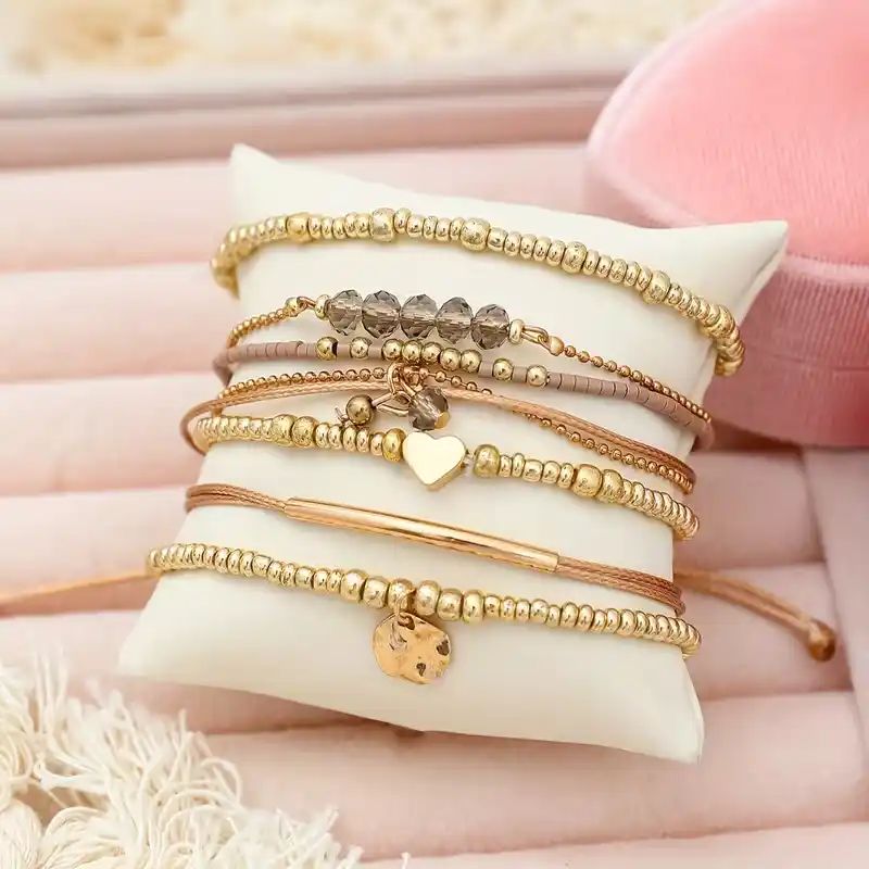 Γυναικείο σετ με 7 boho βραχιόλια σε χρυσό χρώμα με καρδιά και κρύσταλλα.