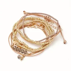 Γυναικείο σετ με 7 boho βραχιόλια σε χρυσό χρώμα με καρδιά και κρύσταλλα.