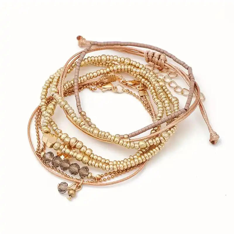 Γυναικείο σετ με 7 boho βραχιόλια σε χρυσό χρώμα με καρδιά και κρύσταλλα.