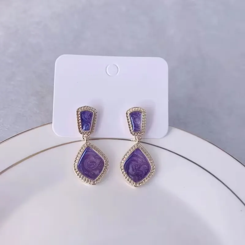 ΣΕΤ από vintage γυναικεία σκουλαρίκια με μωβ σμάλτο και χρυσές λεπτομέρειες σε διάφορα σχήματα.