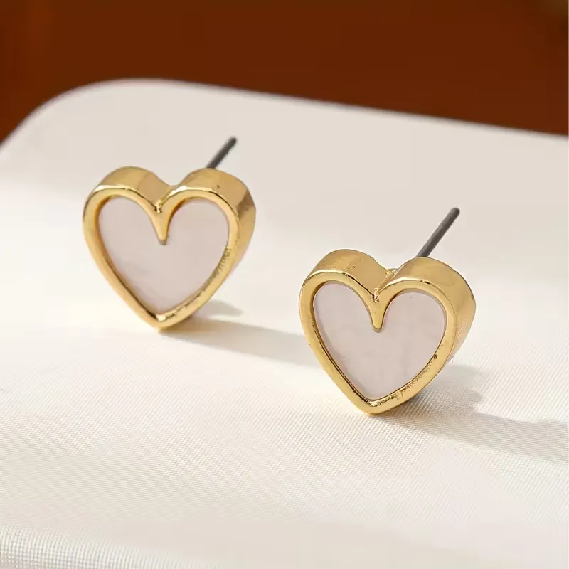 Χρυσά καρφωτά σκουλαρίκια σε σχήμα καρδιάς με σχέδιο λεοπάρ, κόκκινο, λευκό και μαύρο σμάλτο.