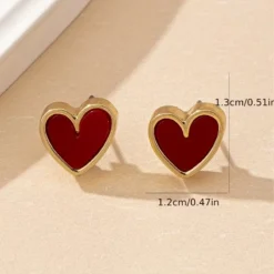 Χρυσά καρφωτά σκουλαρίκια σε σχήμα καρδιάς με σχέδιο λεοπάρ, κόκκινο, λευκό και μαύρο σμάλτο.