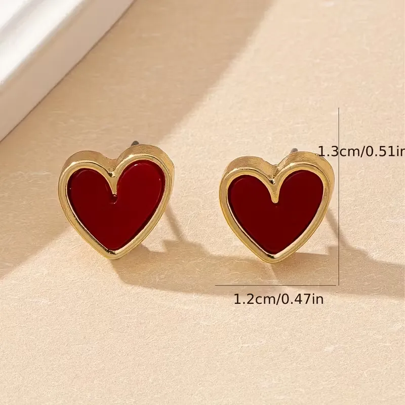 Χρυσά καρφωτά σκουλαρίκια σε σχήμα καρδιάς με σχέδιο λεοπάρ, κόκκινο, λευκό και μαύρο σμάλτο.