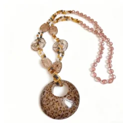 Μακρύ γυναικείο boho κολιέ με μεγάλο leopard μενταγιόν και χάντρες σε καφέ χρώμα.