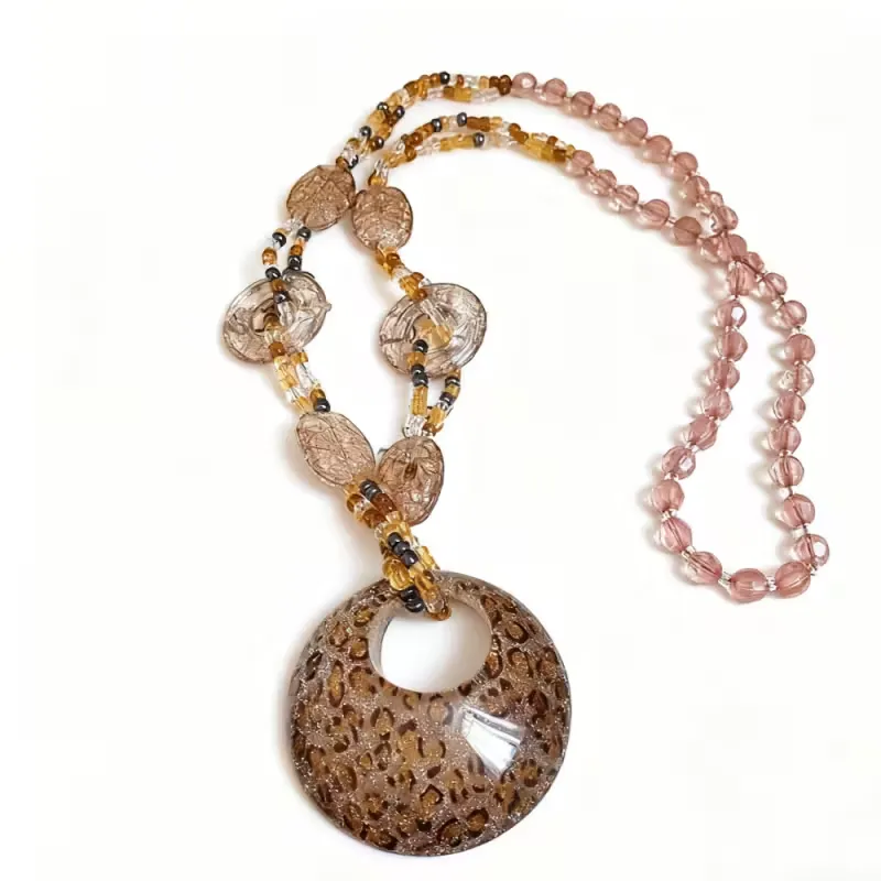 Μακρύ γυναικείο boho κολιέ με μεγάλο leopard μενταγιόν και χάντρες σε καφέ χρώμα.
