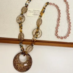 Μακρύ γυναικείο boho κολιέ με μεγάλο leopard μενταγιόν και χάντρες σε καφέ χρώμα.