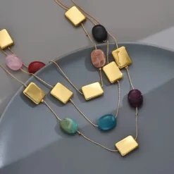 Γυναικείο τριπλό κολιέ layered με πολύχρωμες πέτρες και χρυσά γεωμετρικά στοιχεία.