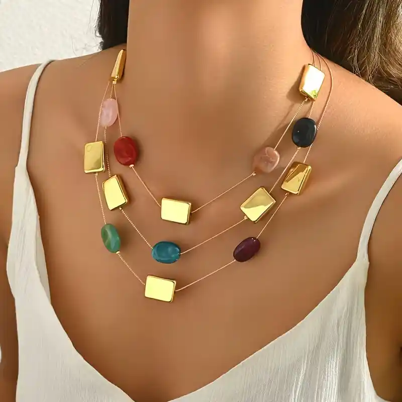 Γυναικείο τριπλό κολιέ layered με πολύχρωμες πέτρες και χρυσά γεωμετρικά στοιχεία.