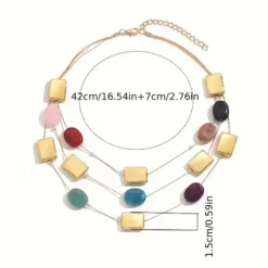 Γυναικείο τριπλό κολιέ layered με πολύχρωμες πέτρες και χρυσά γεωμετρικά στοιχεία.