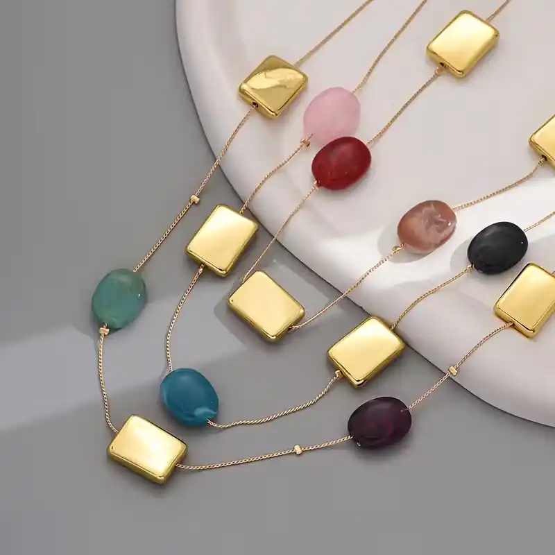 Γυναικείο τριπλό κολιέ layered με πολύχρωμες πέτρες και χρυσά γεωμετρικά στοιχεία.