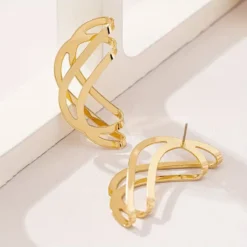 Γυναικεία χρυσά γεωμετρικά σκουλαρίκια σε abstract wave σχέδιο.