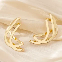 Γυναικεία χρυσά γεωμετρικά σκουλαρίκια σε abstract wave σχέδιο.
