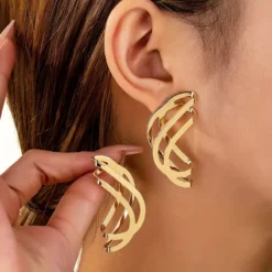 Γυναικεία χρυσά γεωμετρικά σκουλαρίκια σε abstract wave σχέδιο.