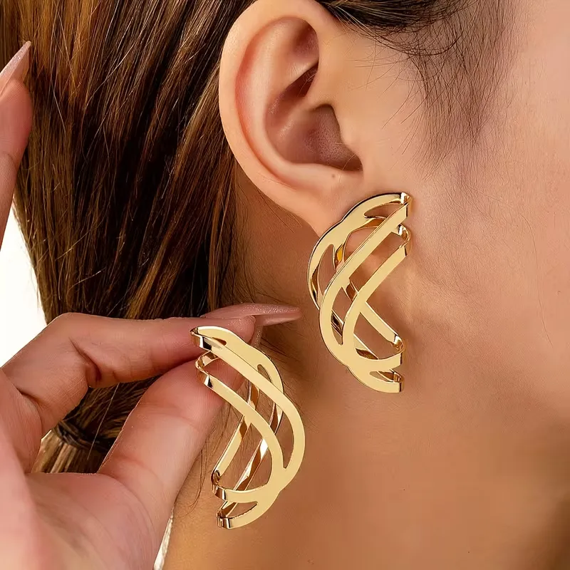 Γυναικεία χρυσά γεωμετρικά σκουλαρίκια σε abstract wave σχέδιο.