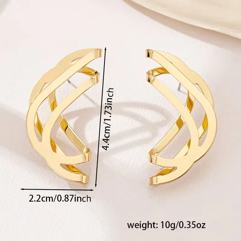 Γυναικεία χρυσά γεωμετρικά σκουλαρίκια σε abstract wave σχέδιο.