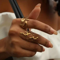 Γυναικείο χρυσό ρυθμιζόμενο δαχτυλίδι σε σχέδιο υγρό μέταλλο liquid gold style.