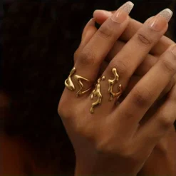 Γυναικείο χρυσό ρυθμιζόμενο δαχτυλίδι σε σχέδιο υγρό μέταλλο liquid gold style.