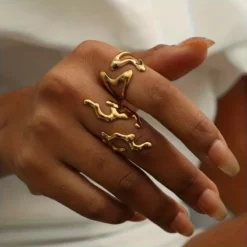 Γυναικείο χρυσό ρυθμιζόμενο δαχτυλίδι σε σχέδιο υγρό μέταλλο liquid gold style.