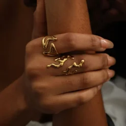 Γυναικείο χρυσό ρυθμιζόμενο δαχτυλίδι σε σχέδιο υγρό μέταλλο liquid gold style.