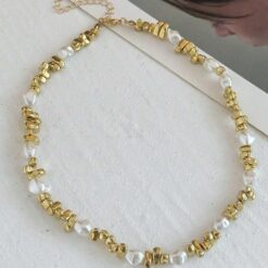 Γυναικείο κολιέ με λευκά μαργαριτάρια baroque και χρυσο ακανόνιστες χάντρες