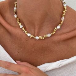 Γυναικείο κολιέ με λευκά μαργαριτάρια baroque και χρυσο ακανόνιστες χάντρες σε λαιμό μοντέλου.