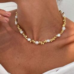 Γυναικείο κολιέ με λευκά μαργαριτάρια baroque και χρυσο ακανόνιστες χάντρες σε λαιμό μοντέλου.