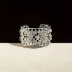 Φαρδύ ανοιγόμενο δαχτυλίδι με διάτρητο σχέδιο δαντέλας, ανάγλυφα λουλούδια και πέτρες ζιργκόν σε χρυσό και ασημί χρώμα.