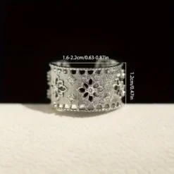 Φαρδύ ανοιγόμενο δαχτυλίδι με διάτρητο σχέδιο δαντέλας, ανάγλυφα λουλούδια και πέτρες ζιργκόν σε χρυσό και ασημί χρώμα.